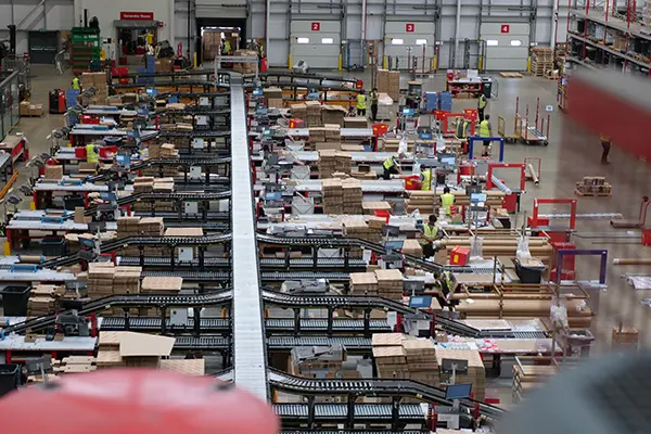 Order packing lines in fulfilment centre Order packing lines in fulfilment centre