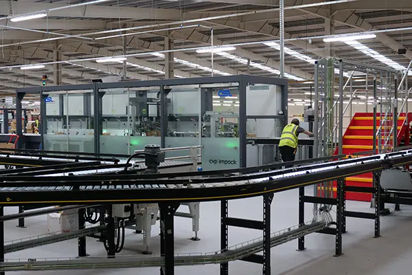 Packaging machine in distribution centre Packaging machine in distribution centre